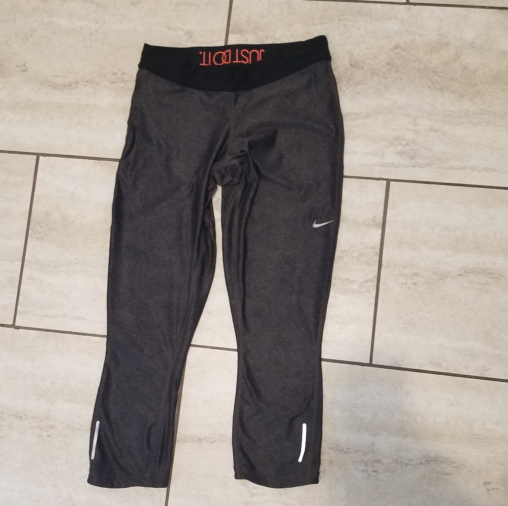 MEDIUM nike drifit grey black dot capri leggings